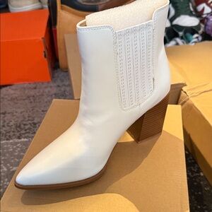 Elegant White Ankle Boots with Block Heel